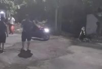 Kondisi jalan di depan SPBU Desa Pakandangan Tengah, Kecamatan Bluto, yang diduga menyebabkan sejumlah pengendara motor mengalami kecelakaan.