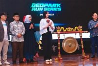 Menteri Pariwisata Widiyanti Putri Wardhana bersama Bupati Banyuwangi Ipuk Fiestiandani saat peluncuran Geopark Run Series 2026/2027 di Jakarta.