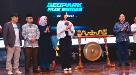 Menteri Pariwisata Widiyanti Putri Wardhana bersama Bupati Banyuwangi Ipuk Fiestiandani saat peluncuran Geopark Run Series 2026/2027 di Jakarta.