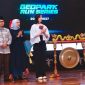 Menteri Pariwisata Widiyanti Putri Wardhana bersama Bupati Banyuwangi Ipuk Fiestiandani saat peluncuran Geopark Run Series 2026/2027 di Jakarta.
