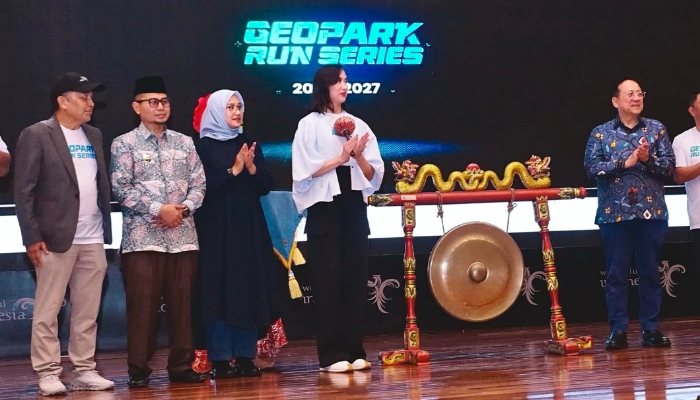 Menteri Pariwisata Widiyanti Putri Wardhana bersama Bupati Banyuwangi Ipuk Fiestiandani saat peluncuran Geopark Run Series 2026/2027 di Jakarta.