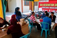 Petugas Puskesmas Masalembu memberikan layanan pemeriksaan kesehatan gratis kepada masyarakat dalam Festival Budaya Masalembu.