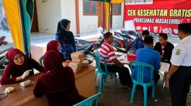 Petugas Puskesmas Masalembu memberikan layanan pemeriksaan kesehatan gratis kepada masyarakat dalam Festival Budaya Masalembu.