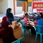 Petugas Puskesmas Masalembu memberikan layanan pemeriksaan kesehatan gratis kepada masyarakat dalam Festival Budaya Masalembu.