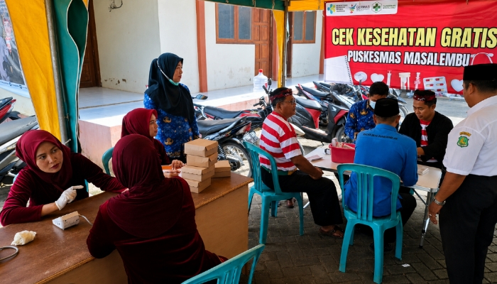 Petugas Puskesmas Masalembu memberikan layanan pemeriksaan kesehatan gratis kepada masyarakat dalam Festival Budaya Masalembu.