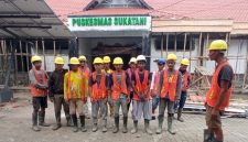 Para pekerja proyek mengikuti briefing dan doa bersama sebelum memulai pekerjaan renovasi Puskesmas Sukatani.