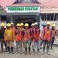 Para pekerja proyek mengikuti briefing dan doa bersama sebelum memulai pekerjaan renovasi Puskesmas Sukatani.