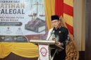 Staf Ahli Bidang Pemerintahan, Hukum dan Politik Pemkab Sumenep, Hizbul Wathan, saat memberikan sambutan dalam pelatihan paralegal di Graha Wiraraja.