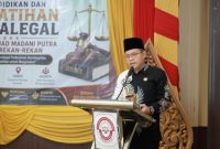 Staf Ahli Bidang Pemerintahan, Hukum dan Politik Pemkab Sumenep, Hizbul Wathan, saat memberikan sambutan dalam pelatihan paralegal di Graha Wiraraja.