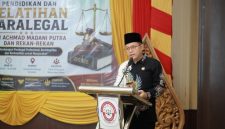 Staf Ahli Bidang Pemerintahan, Hukum dan Politik Pemkab Sumenep, Hizbul Wathan, saat memberikan sambutan dalam pelatihan paralegal di Graha Wiraraja.