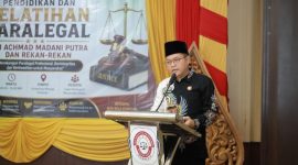 Staf Ahli Bidang Pemerintahan, Hukum dan Politik Pemkab Sumenep, Hizbul Wathan, saat memberikan sambutan dalam pelatihan paralegal di Graha Wiraraja.