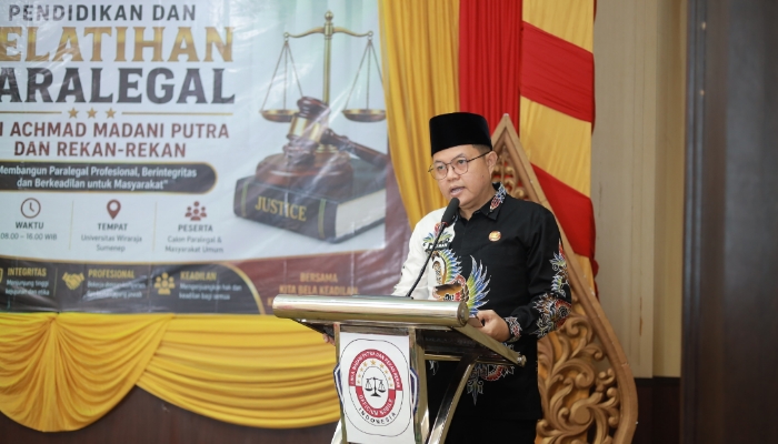 Staf Ahli Bidang Pemerintahan, Hukum dan Politik Pemkab Sumenep, Hizbul Wathan, saat memberikan sambutan dalam pelatihan paralegal di Graha Wiraraja.