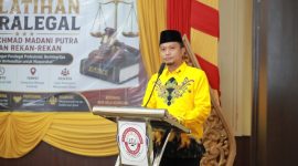 Ketua LBH Achmad Madani Putra, Kamarullah, saat sambutan di pembukaan pendidikan dan pelatihan paralegal yang digelar LBH Achmad Madani Putra dan Rekan-Rekan di Graha Wiraraja, Sumenep.