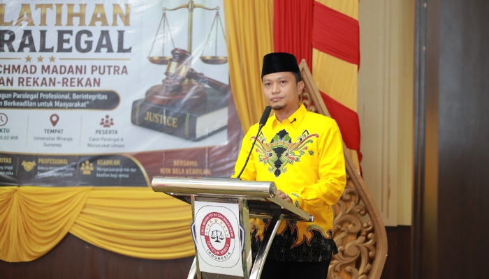 Ketua LBH Achmad Madani Putra, Kamarullah, saat sambutan di pembukaan pendidikan dan pelatihan paralegal yang digelar LBH Achmad Madani Putra dan Rekan-Rekan di Graha Wiraraja, Sumenep.