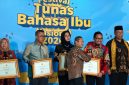 Bupati Sumenep Achmad Fauzi Wongsojudo menerima Penghargaan Revitalisasi Bahasa Daerah pada Festival Tunas Bahasa Ibu Nasional 2026 di Depok, Jawa Barat, Senin (25/05/2026).