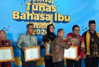 Bupati Sumenep Achmad Fauzi Wongsojudo menerima Penghargaan Revitalisasi Bahasa Daerah pada Festival Tunas Bahasa Ibu Nasional 2026 di Depok, Jawa Barat, Senin (25/05/2026).