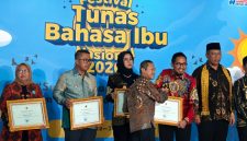 Bupati Sumenep Achmad Fauzi Wongsojudo menerima Penghargaan Revitalisasi Bahasa Daerah pada Festival Tunas Bahasa Ibu Nasional 2026 di Depok, Jawa Barat, Senin (25/05/2026).