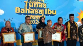 Bupati Sumenep Achmad Fauzi Wongsojudo menerima Penghargaan Revitalisasi Bahasa Daerah pada Festival Tunas Bahasa Ibu Nasional 2026 di Depok, Jawa Barat, Senin (25/05/2026).