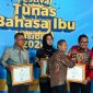 Bupati Sumenep Achmad Fauzi Wongsojudo menerima Penghargaan Revitalisasi Bahasa Daerah pada Festival Tunas Bahasa Ibu Nasional 2026 di Depok, Jawa Barat, Senin (25/05/2026).
