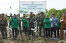 Jajaran Kodim 0827/Sumenep bersama unsur pemerintah, Polri, dan masyarakat saat melakukan penanaman mangrove di Pantai Kundang Wetan, Desa Tanjung, Kecamatan Saronggi, Senin (25/05/2026).