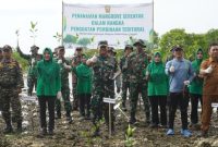 Jajaran Kodim 0827/Sumenep bersama unsur pemerintah, Polri, dan masyarakat saat melakukan penanaman mangrove di Pantai Kundang Wetan, Desa Tanjung, Kecamatan Saronggi, Senin (25/05/2026).