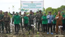 Jajaran Kodim 0827/Sumenep bersama unsur pemerintah, Polri, dan masyarakat saat melakukan penanaman mangrove di Pantai Kundang Wetan, Desa Tanjung, Kecamatan Saronggi, Senin (25/05/2026).