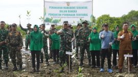 Jajaran Kodim 0827/Sumenep bersama unsur pemerintah, Polri, dan masyarakat saat melakukan penanaman mangrove di Pantai Kundang Wetan, Desa Tanjung, Kecamatan Saronggi, Senin (25/05/2026).