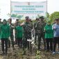 Jajaran Kodim 0827/Sumenep bersama unsur pemerintah, Polri, dan masyarakat saat melakukan penanaman mangrove di Pantai Kundang Wetan, Desa Tanjung, Kecamatan Saronggi, Senin (25/05/2026).
