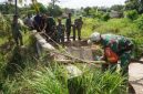 Dandim 0827/Sumenep Letkol Inf Citra Persada saat meninjau lokasi jembatan roboh di Desa Jambu, Kecamatan Lenteng, Selasa (26/05/2026).