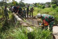 Dandim 0827/Sumenep Letkol Inf Citra Persada saat meninjau lokasi jembatan roboh di Desa Jambu, Kecamatan Lenteng, Selasa (26/05/2026).