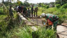 Dandim 0827/Sumenep Letkol Inf Citra Persada saat meninjau lokasi jembatan roboh di Desa Jambu, Kecamatan Lenteng, Selasa (26/05/2026).