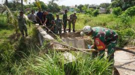 Dandim 0827/Sumenep Letkol Inf Citra Persada saat meninjau lokasi jembatan roboh di Desa Jambu, Kecamatan Lenteng, Selasa (26/05/2026).