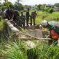 Dandim 0827/Sumenep Letkol Inf Citra Persada saat meninjau lokasi jembatan roboh di Desa Jambu, Kecamatan Lenteng, Selasa (26/05/2026).