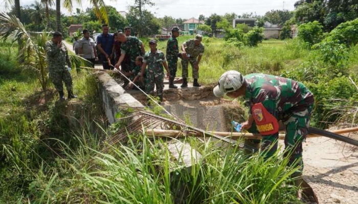 Dandim 0827/Sumenep Letkol Inf Citra Persada saat meninjau lokasi jembatan roboh di Desa Jambu, Kecamatan Lenteng, Selasa (26/05/2026).