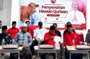Pengasuh Ponpes Hidayatul Ulum Utara Gadu Barat KH. Ahmad Qusyairi Zaini saat memimpin doa pada penyerahan hewan kurban program MH Said Abdullah di Kecamatan Manding, Selasa (26/05/2026).