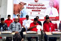 Pengasuh Ponpes Hidayatul Ulum Utara Gadu Barat KH. Ahmad Qusyairi Zaini saat memimpin doa pada penyerahan hewan kurban program MH Said Abdullah di Kecamatan Manding, Selasa (26/05/2026).