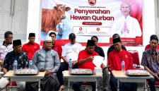 Pengasuh Ponpes Hidayatul Ulum Utara Gadu Barat KH. Ahmad Qusyairi Zaini saat memimpin doa pada penyerahan hewan kurban program MH Said Abdullah di Kecamatan Manding, Selasa (26/05/2026).