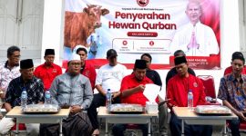 Pengasuh Ponpes Hidayatul Ulum Utara Gadu Barat KH. Ahmad Qusyairi Zaini saat memimpin doa pada penyerahan hewan kurban program MH Said Abdullah di Kecamatan Manding, Selasa (26/05/2026).