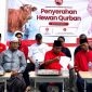 Pengasuh Ponpes Hidayatul Ulum Utara Gadu Barat KH. Ahmad Qusyairi Zaini saat memimpin doa pada penyerahan hewan kurban program MH Said Abdullah di Kecamatan Manding, Selasa (26/05/2026).