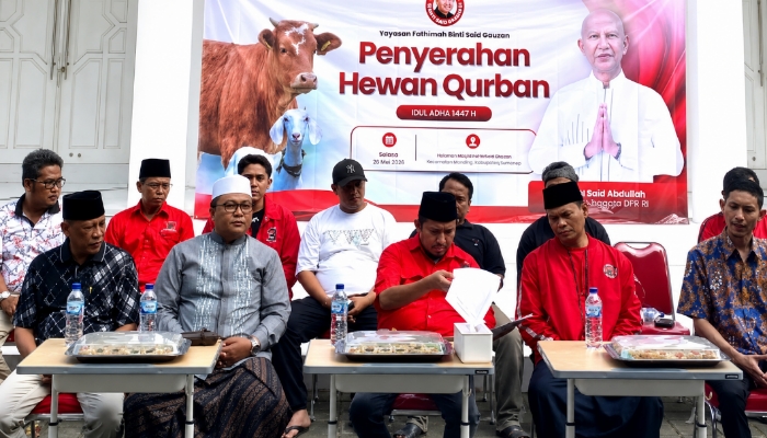 Pengasuh Ponpes Hidayatul Ulum Utara Gadu Barat KH. Ahmad Qusyairi Zaini saat memimpin doa pada penyerahan hewan kurban program MH Said Abdullah di Kecamatan Manding, Selasa (26/05/2026).