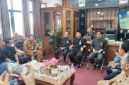 Tim Disdukcapil, Diskominfo, dan Pengadilan Agama Sumenep saat melakukan studi tiru ke Pengadilan Agama Surabaya terkait penerapan penundaan layanan administrasi kependudukan, Selasa (26/05/2026).