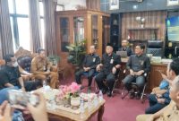 Tim Disdukcapil, Diskominfo, dan Pengadilan Agama Sumenep saat melakukan studi tiru ke Pengadilan Agama Surabaya terkait penerapan penundaan layanan administrasi kependudukan, Selasa (26/05/2026).