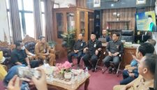 Tim Disdukcapil, Diskominfo, dan Pengadilan Agama Sumenep saat melakukan studi tiru ke Pengadilan Agama Surabaya terkait penerapan penundaan layanan administrasi kependudukan, Selasa (26/05/2026).
