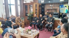 Tim Disdukcapil, Diskominfo, dan Pengadilan Agama Sumenep saat melakukan studi tiru ke Pengadilan Agama Surabaya terkait penerapan penundaan layanan administrasi kependudukan, Selasa (26/05/2026).