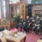 Tim Disdukcapil, Diskominfo, dan Pengadilan Agama Sumenep saat melakukan studi tiru ke Pengadilan Agama Surabaya terkait penerapan penundaan layanan administrasi kependudukan, Selasa (26/05/2026).