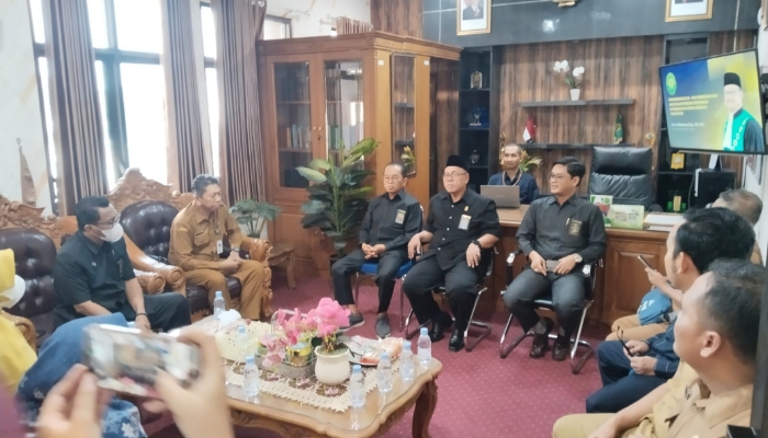 Tim Disdukcapil, Diskominfo, dan Pengadilan Agama Sumenep saat melakukan studi tiru ke Pengadilan Agama Surabaya terkait penerapan penundaan layanan administrasi kependudukan, Selasa (26/05/2026).
