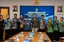 Foto bersama Pemkab Sumenep usai menerima Laporan Hasil Pemeriksaan BPK RI atas LKPD Tahun Anggaran 2025 di Kantor BPK RI Perwakilan Jawa Timur, Selasa (26/05/2026).