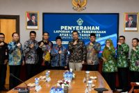 Foto bersama Pemkab Sumenep usai menerima Laporan Hasil Pemeriksaan BPK RI atas LKPD Tahun Anggaran 2025 di Kantor BPK RI Perwakilan Jawa Timur, Selasa (26/05/2026).