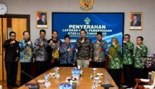 Foto bersama Pemkab Sumenep usai menerima Laporan Hasil Pemeriksaan BPK RI atas LKPD Tahun Anggaran 2025 di Kantor BPK RI Perwakilan Jawa Timur, Selasa (26/05/2026).