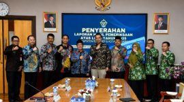Foto bersama Pemkab Sumenep usai menerima Laporan Hasil Pemeriksaan BPK RI atas LKPD Tahun Anggaran 2025 di Kantor BPK RI Perwakilan Jawa Timur, Selasa (26/05/2026).